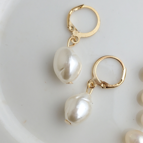 💫5/$25 Danty Pearl Huggie earrings - Picture 4 of 5